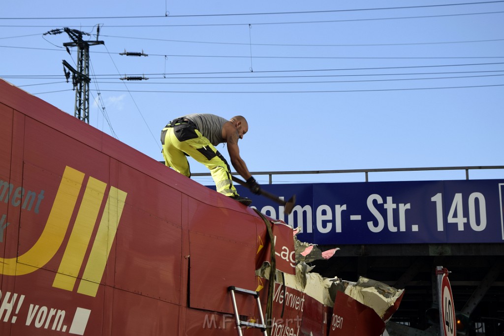 LKW blieb unter Bruecke haengen Koeln Deutz Opladenerstr Deutz Muelheimerstr P136.JPG - Miklos Laubert